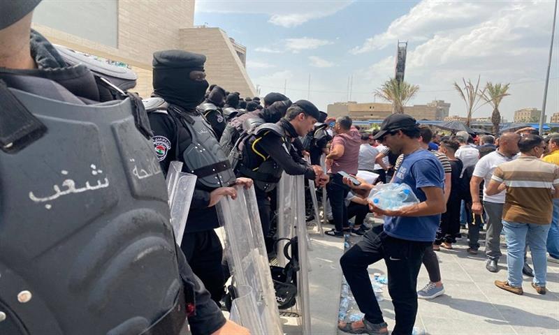 للمرة الثانية.. الموظفون يحتشدون في ساحة التحرير وسط بغداد للمطالبة بتعديل سلم الرواتب