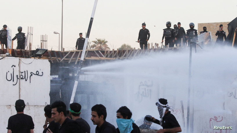 الأمن العراقي يستخدم خراطيم المياه لتفريق المتظاهرين أمام السفارة السويدية