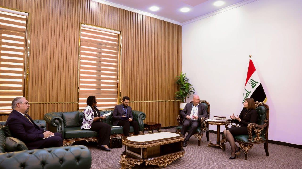 وزيرة الهجرة تناقش مع الممثل المقيم لبرنامج الأمم المتحدة الانمائي إعادة ترميم الدور المهدمة في ناحية القحطانية وقرية كوجو