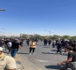 متظاهرون يعبرون الحاجز الأول من جسر الجمهورية وسط بغداد (صور)