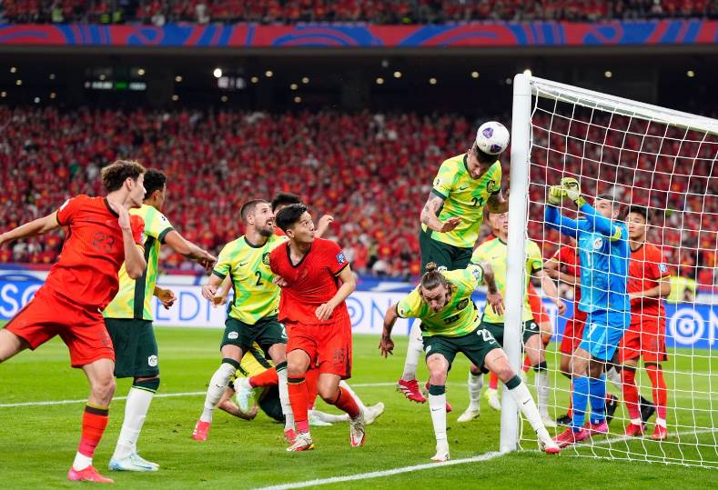 أستراليا تسقط الصين بثنائية وتواصل مطاردة اليابان في تصفيات كأس العالم