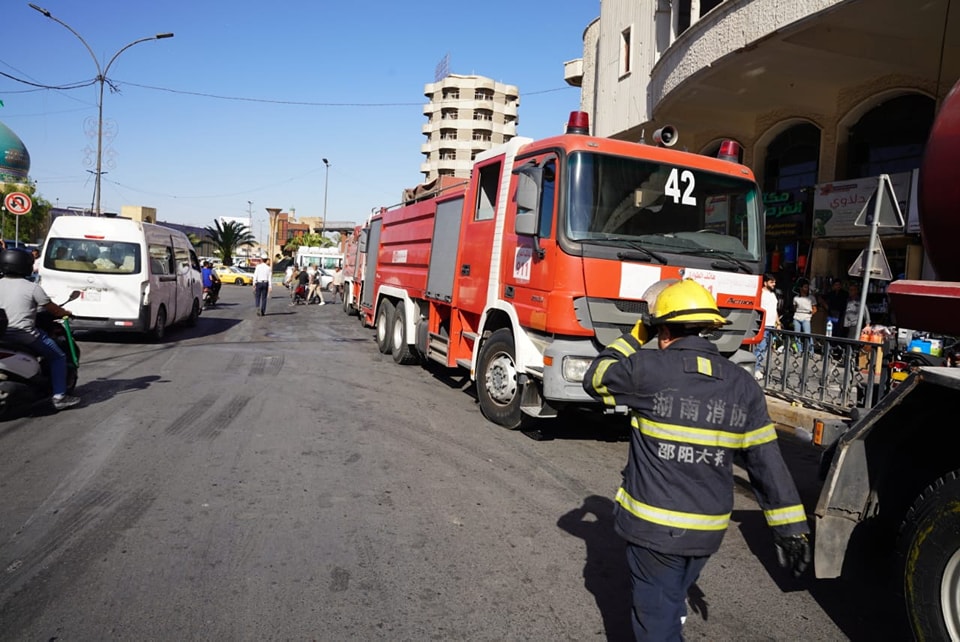 الدفاع المدني يخمد حريقاً في مخزن للمواد الزراعية وسط بغداد