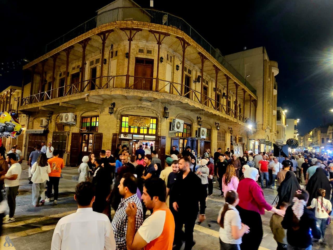 شارع الرشيد يكتظ بالسياح العرب والأجانب(صور)