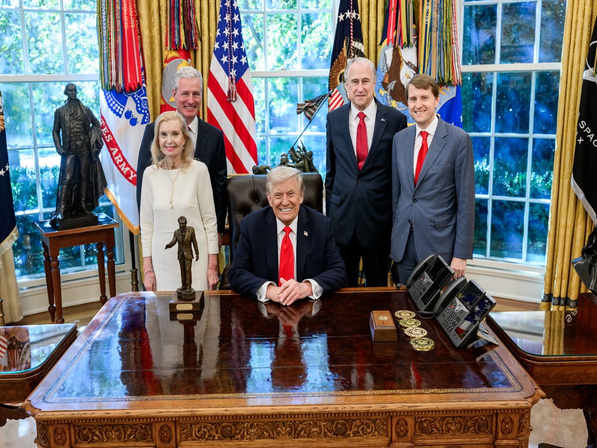 ترامب يتسلم جائزة "مهندس السلام" من مؤسسة "نيكسون"