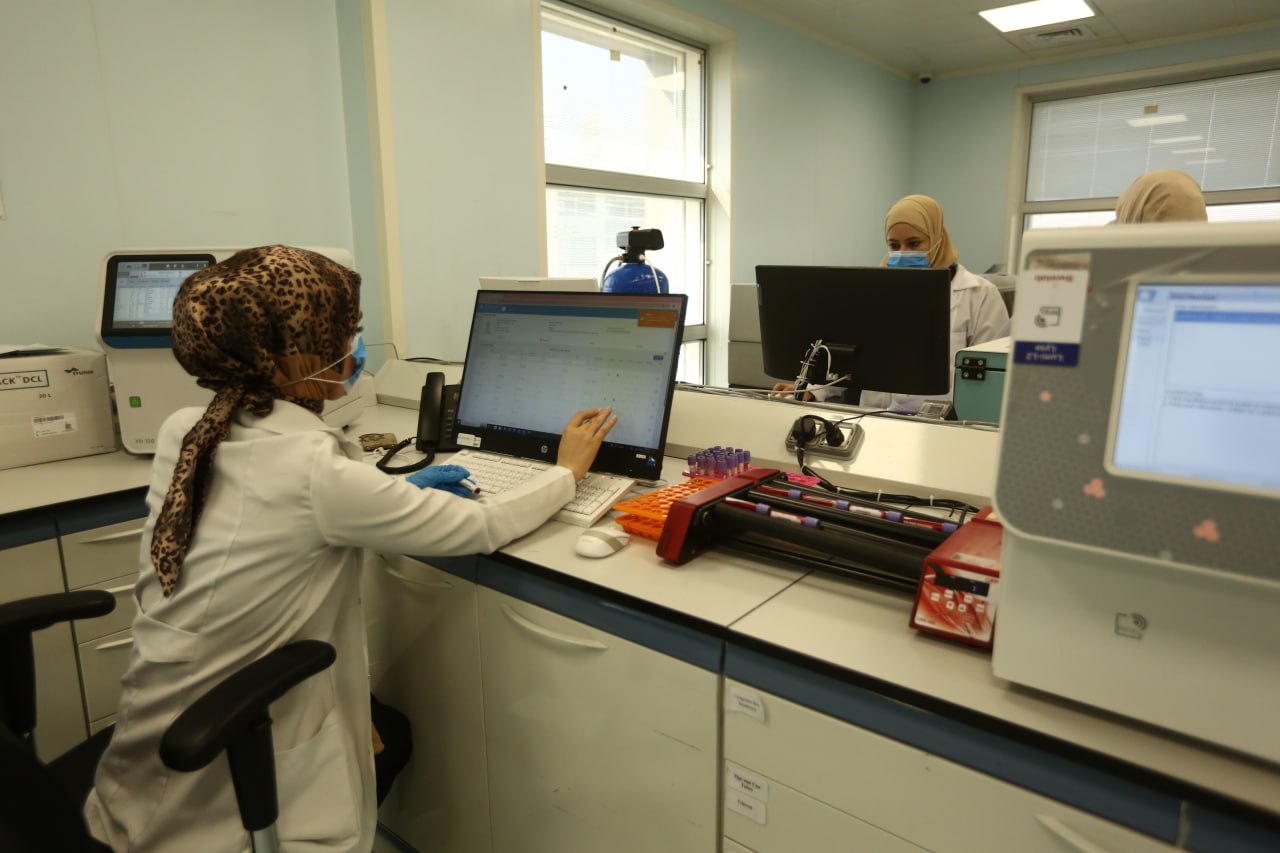 بتقنيات حديثة وملاكات متمرسة.. مختبرات العتبة الحسينية تجري قرابة (400) الف فحص خلال عشرة اشهر (صور)