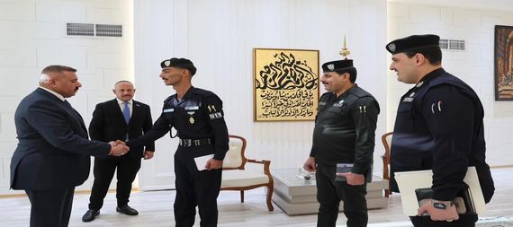 وزير الداخلية يكرم أحد رجال شرطة العقود بعد تمكنه من حيوان مفترس