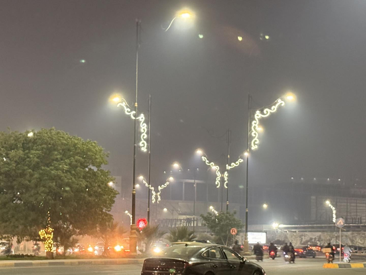 تلوث الهواء في كربلاء.. دخان حرق النفايات يخنق سكان المدينة (صور)