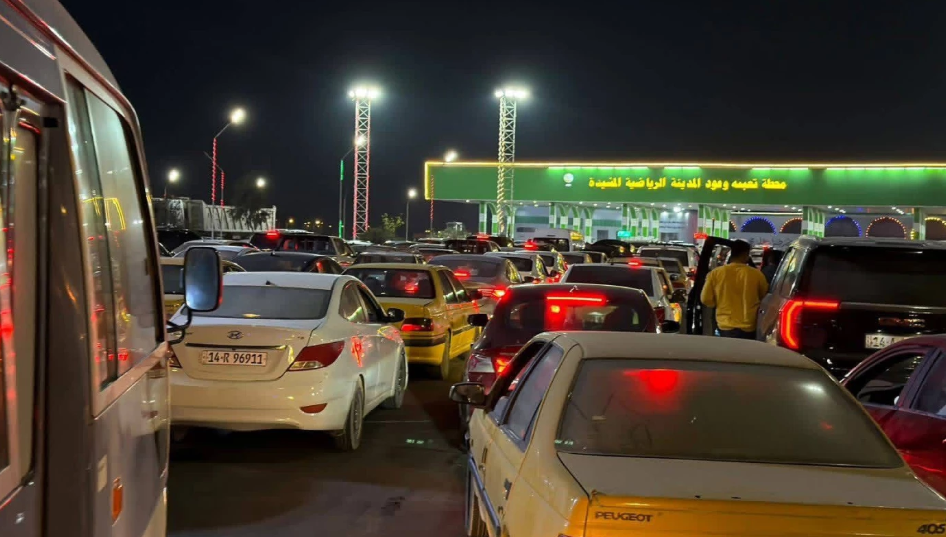 طوابير طويلة أمام البنزين في بصرة النفط.. وتحذيرات من وصول الأزمة إلى الشح
