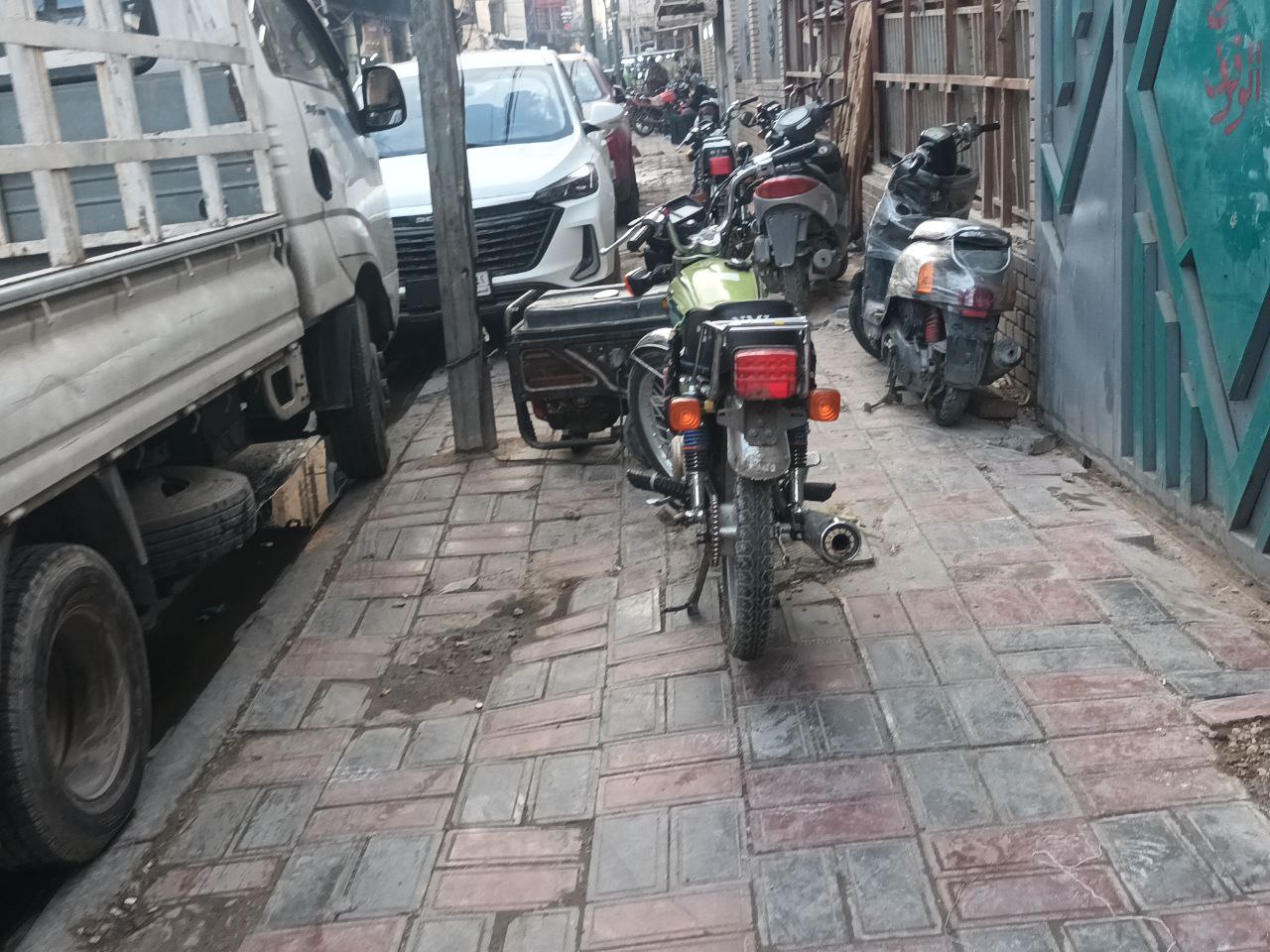 استغلال تجاري يهدد سلامة المواطنين.. المارة في كربلاء بين مطرقة السيارات وسندان الأرصفة (صور)