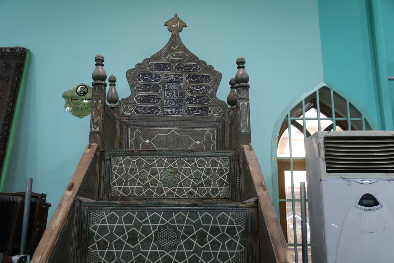 عمره (185) سنة.. العتبة الحسينية ترمم منبر خطابة أهداه لها رئيس الوزراء "القاجاري"