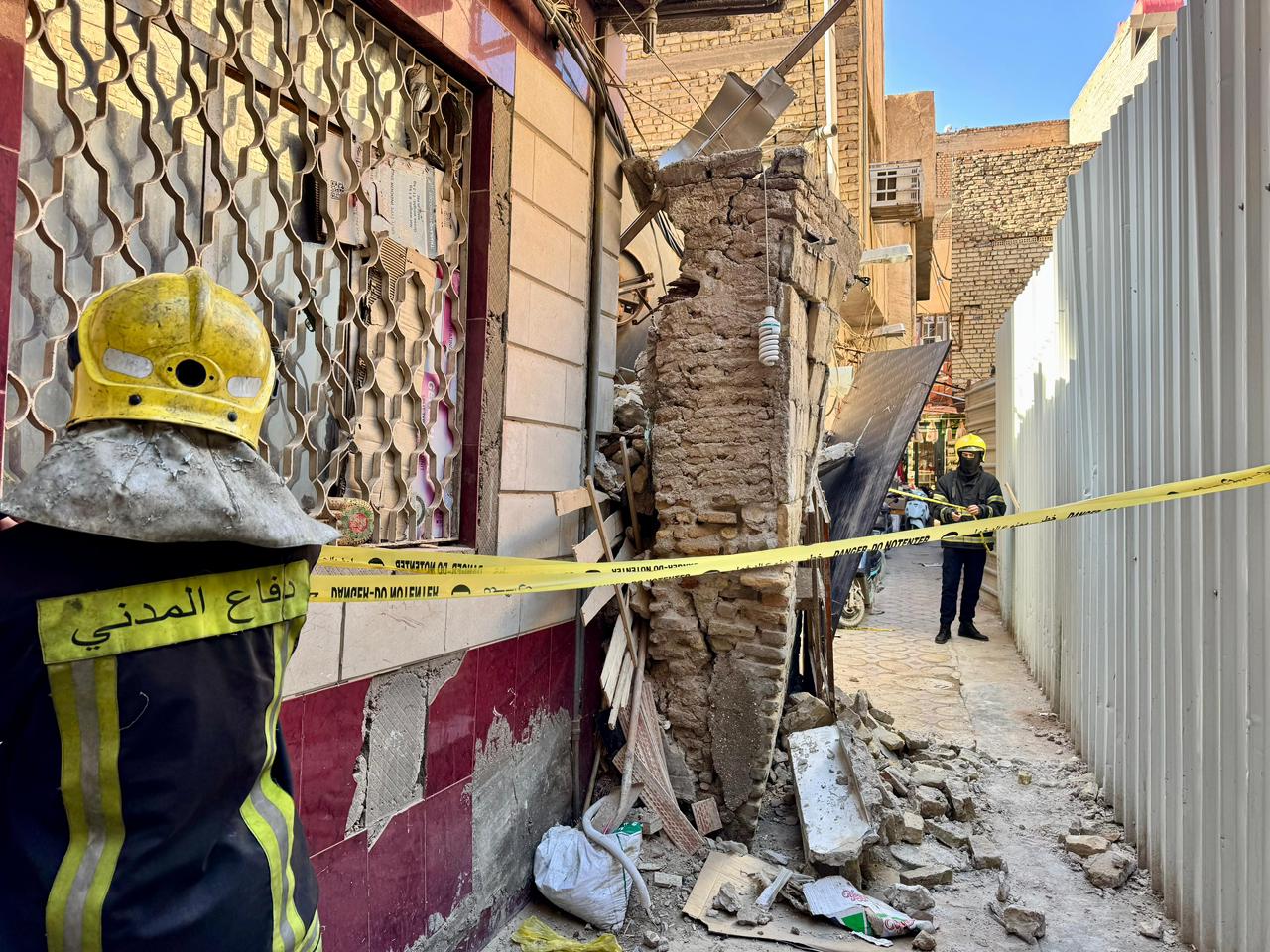 الدفاع المدني في كربلاء يغلق أحد أزقة شارع السدرة تحسباً لخطر الانهيار (صور)