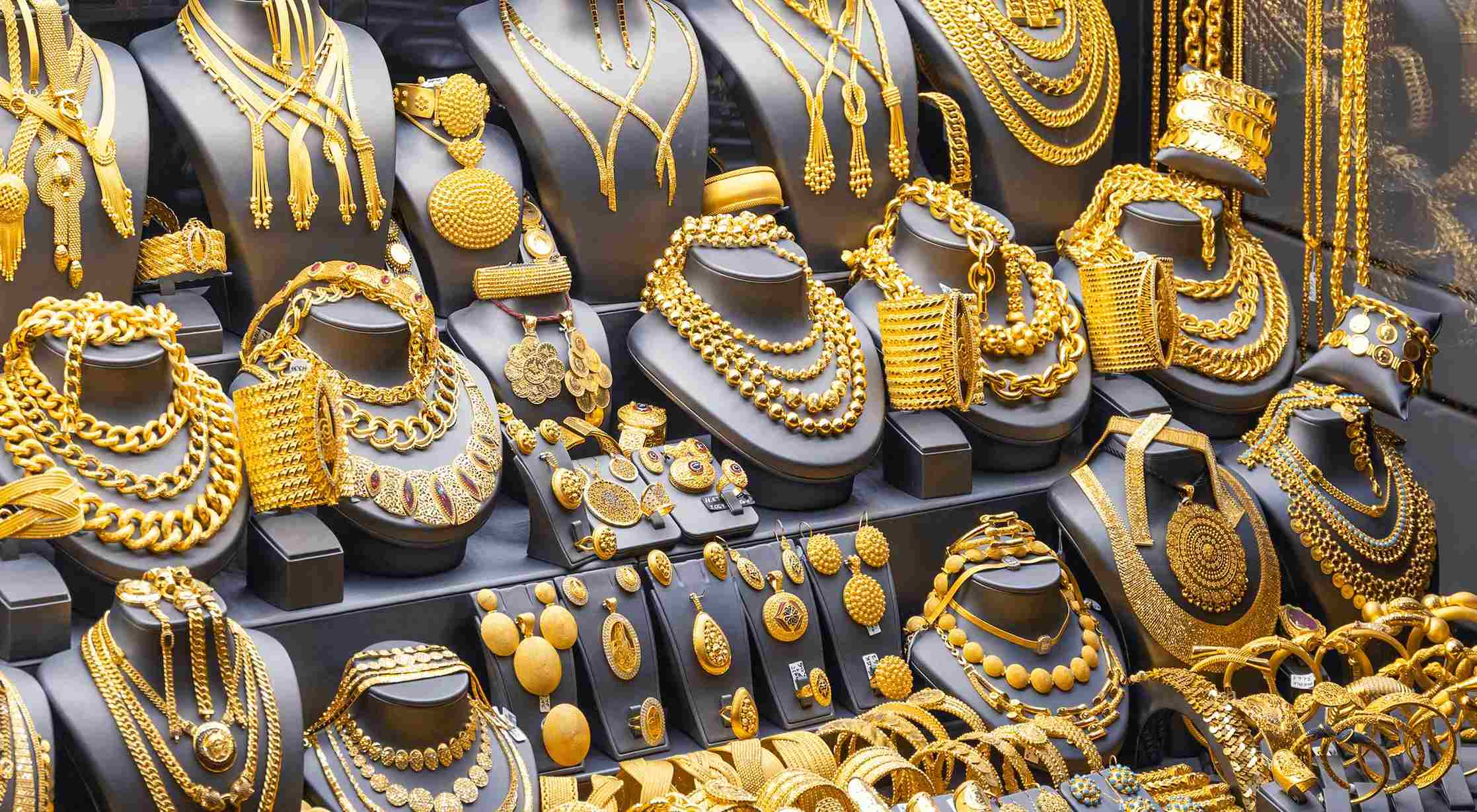 الذهب يرتفع 70% في 2025.. والأرقام القياسية تتوالى: 4500 دولار للأونصة و150% للفضة و160% للبلاتين