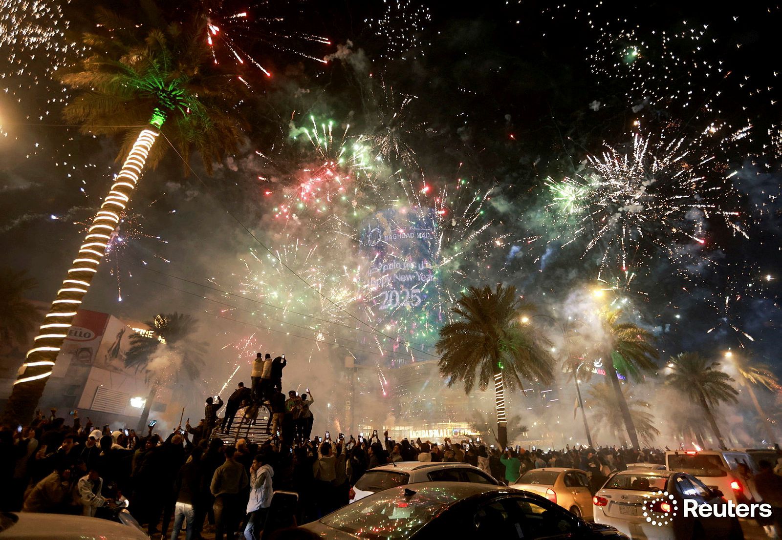 قيادة عمليات بغداد تتوعد مستخدمي الألعاب النارية بعقوبات: تهدد السلامة العامة