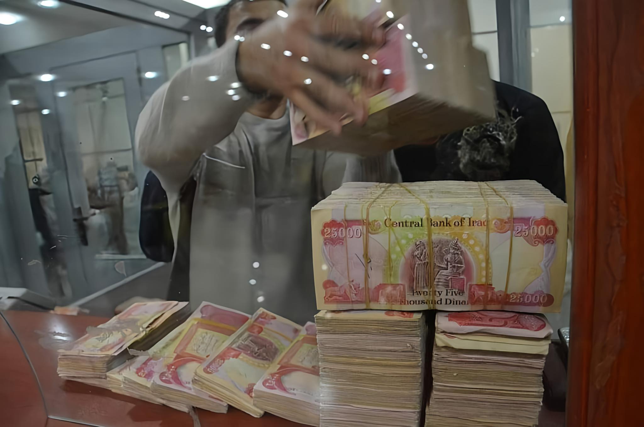 قد تتأخر هذا الشهر.. خبير: الحكومة أمام مشكلة "حقيقية" في تأمين رواتب الموظفين