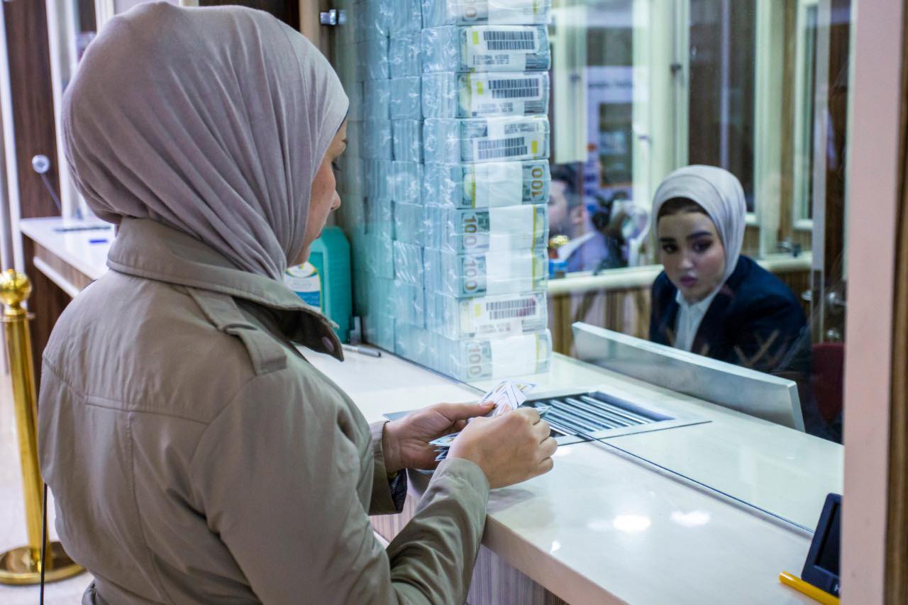 "حجز الدولار".. مصرف الرافدين يعقد إجراءات بيع حصة المسافرين