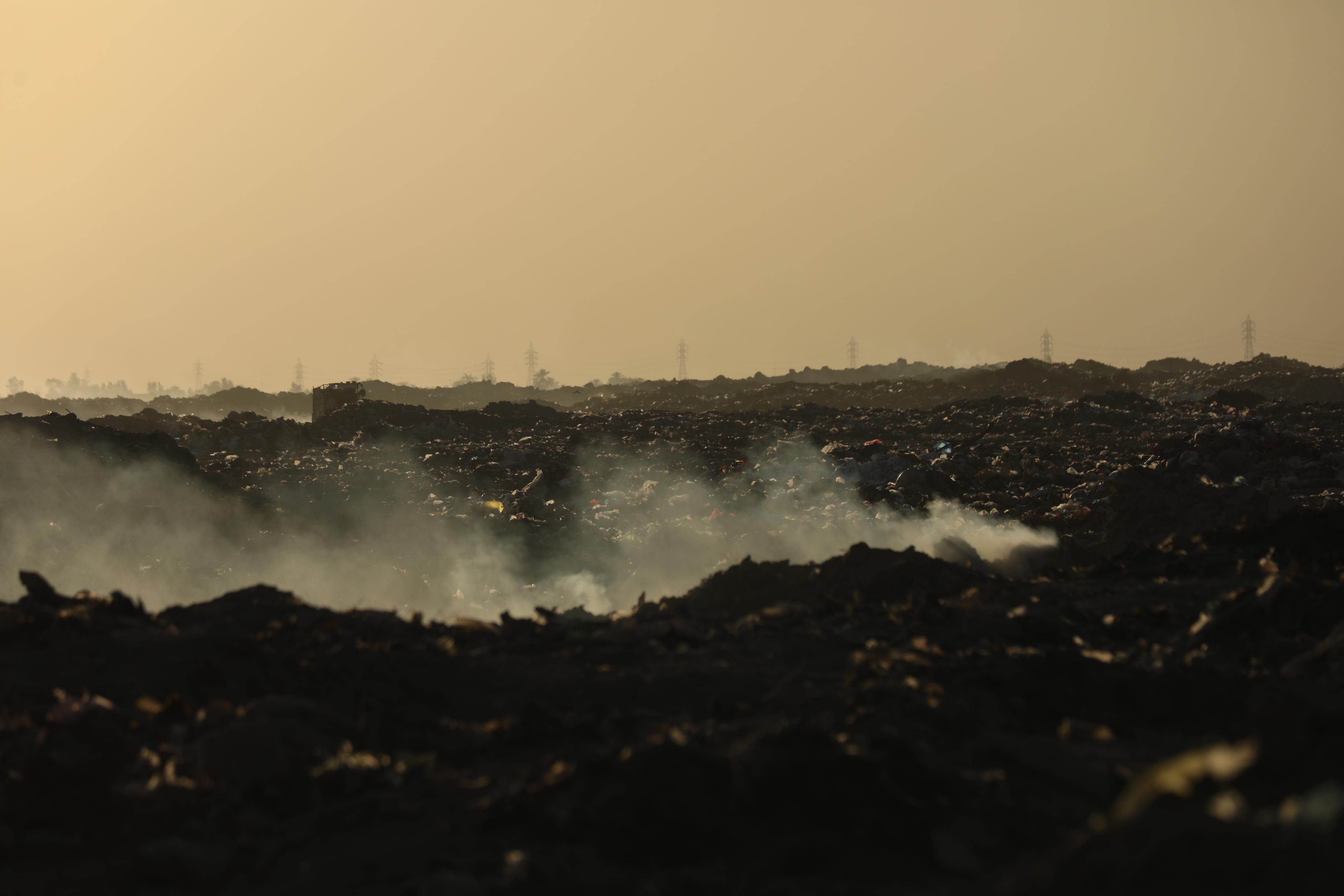 انبعاثات مسرطنة من الحرق العشوائي تهدد الحياة في العراق