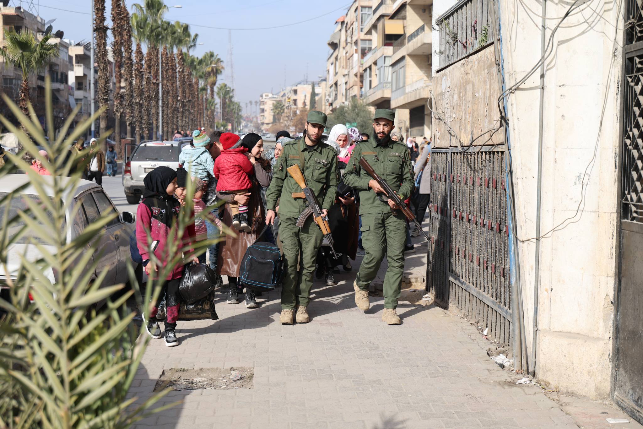 حلب.. قتلى ونازحون مع تجدّد الاشتباكات بين جيش الجولاني و"قسد"
