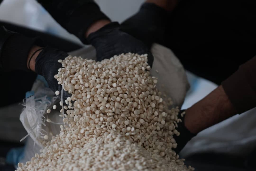 بالتعاون مع سوريا .. العراق يفكك شبكة دولية لتصنيع وتهريب المخدرات (صور)