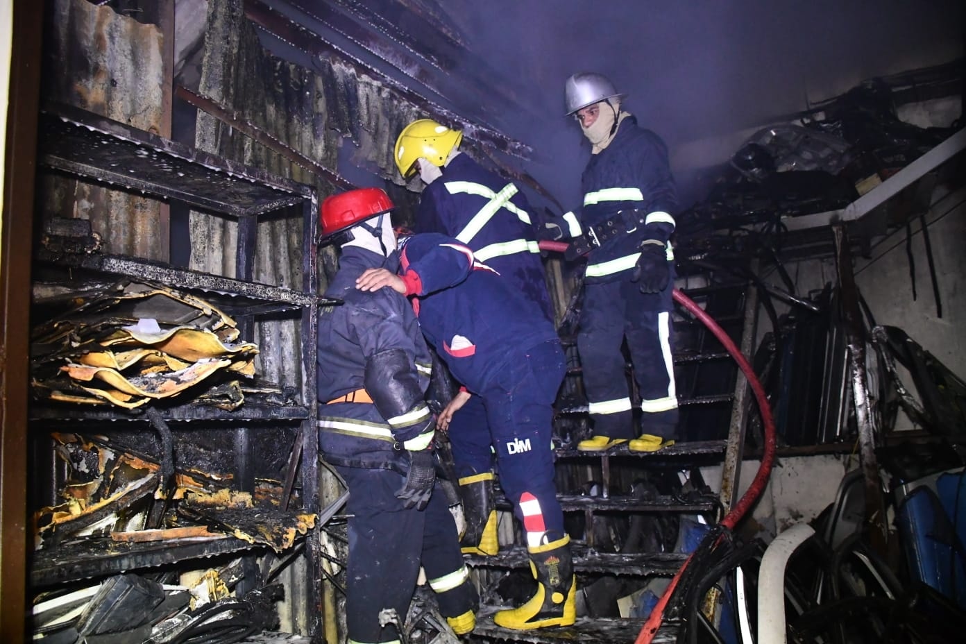 بمخزن للأدوات الاحتياطية.. الدفاع المدني يخمد حريقاً اندلع في الشيخ عمر