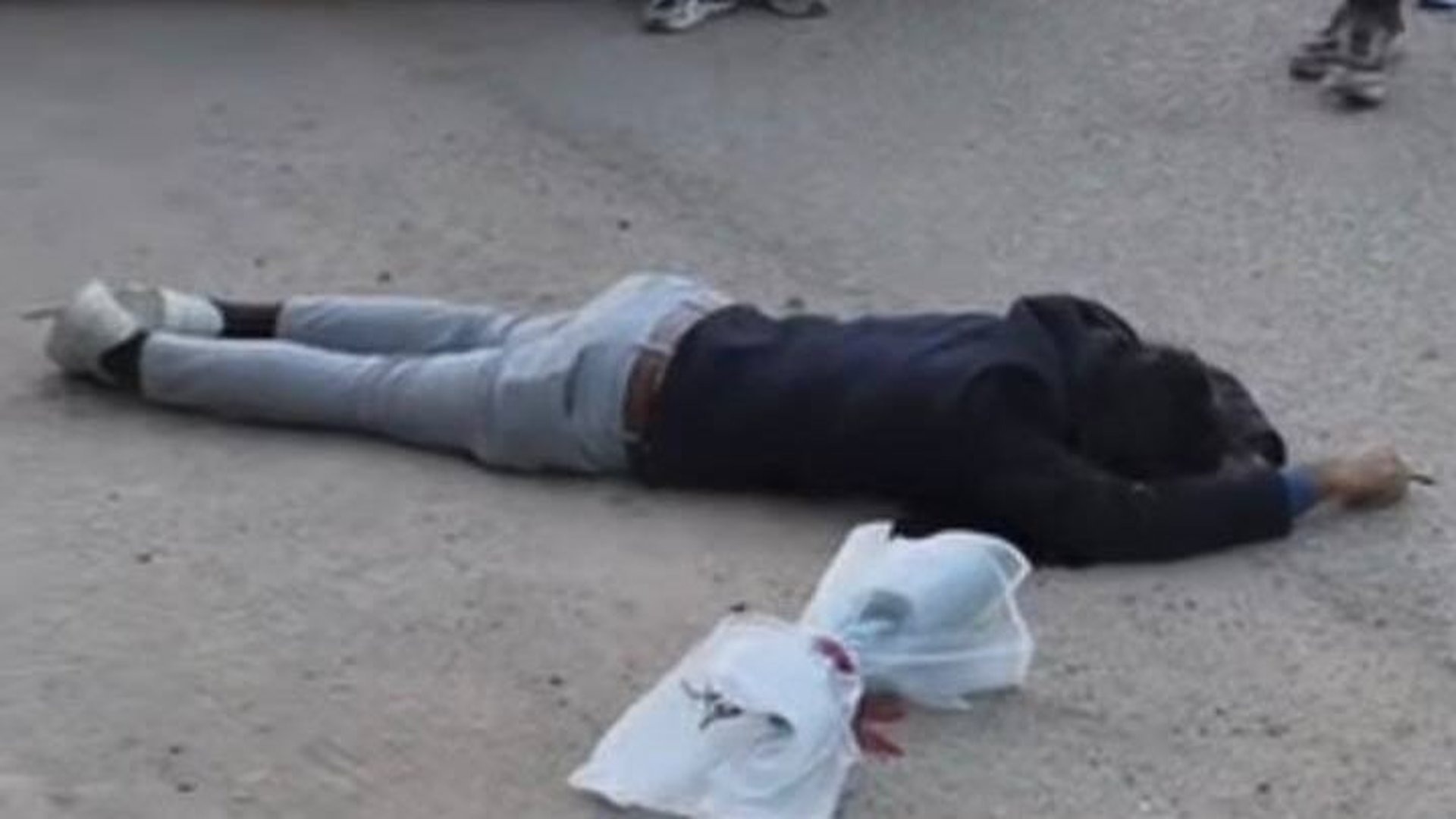 30 رصاصة وباقة ورد.. خلاف بين أبناء عمومة يودي بحياة شاب وسط البصرة