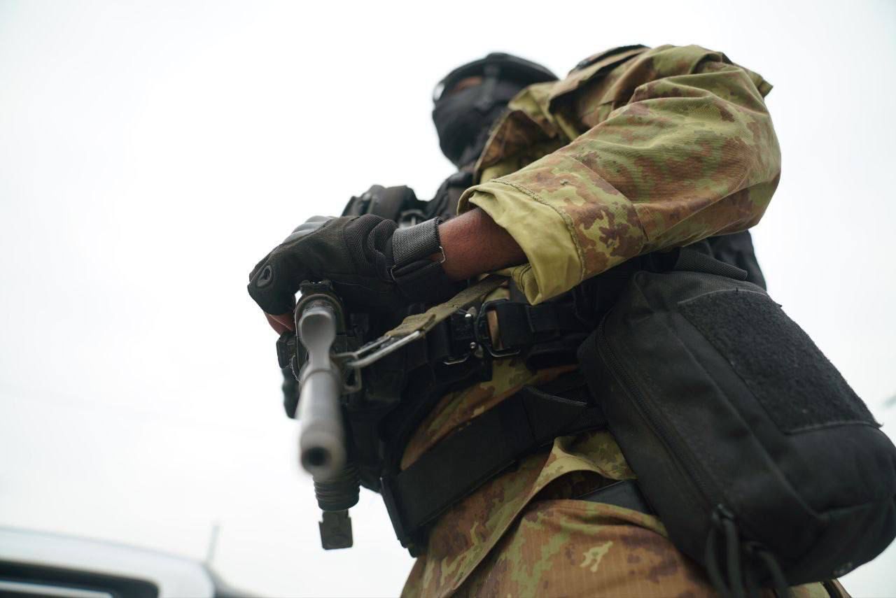 بعد اشتباك ومحاولة انتحار.. أمن كربلاء يسيطر على مروج مخدرات ويضبط "كرستال" (فيديو)