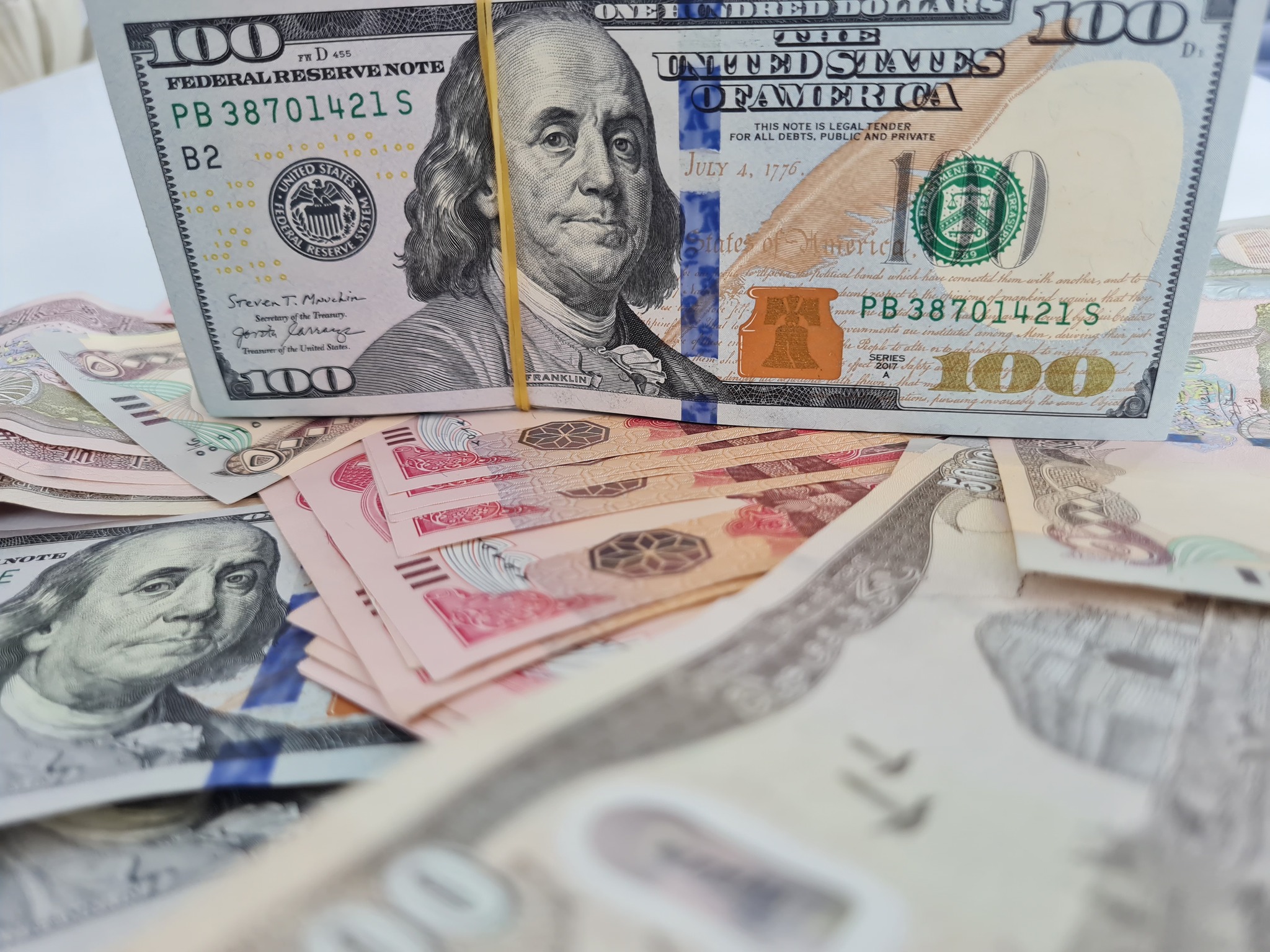 يقترب من 150 ألفاً.. الدولار يواصل الارتفاع في العراق