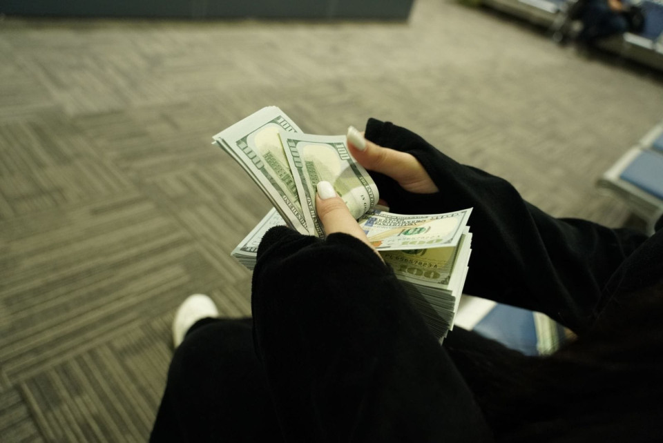 انخفاض طفيف بأسعار الدولار في العراق