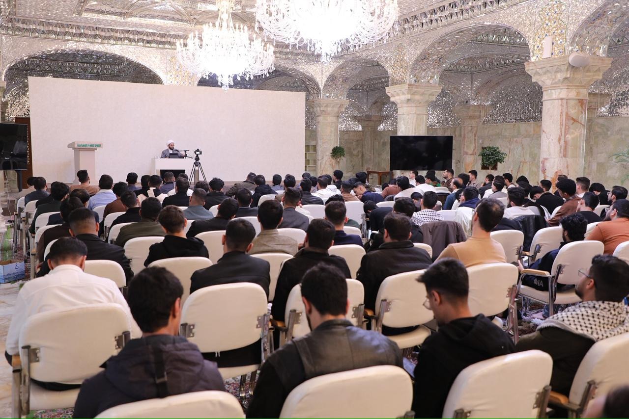 النجف تطلق برنامجاً معرفياً لتعزيز الوعي النقدي لدى الطلبة الجامعيين (صور)