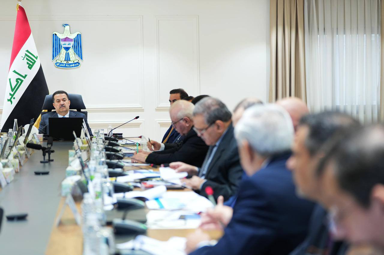 السوداني يوجه بإجراء مراجعة لقرارات حكومية أثرت على السوق العراقية