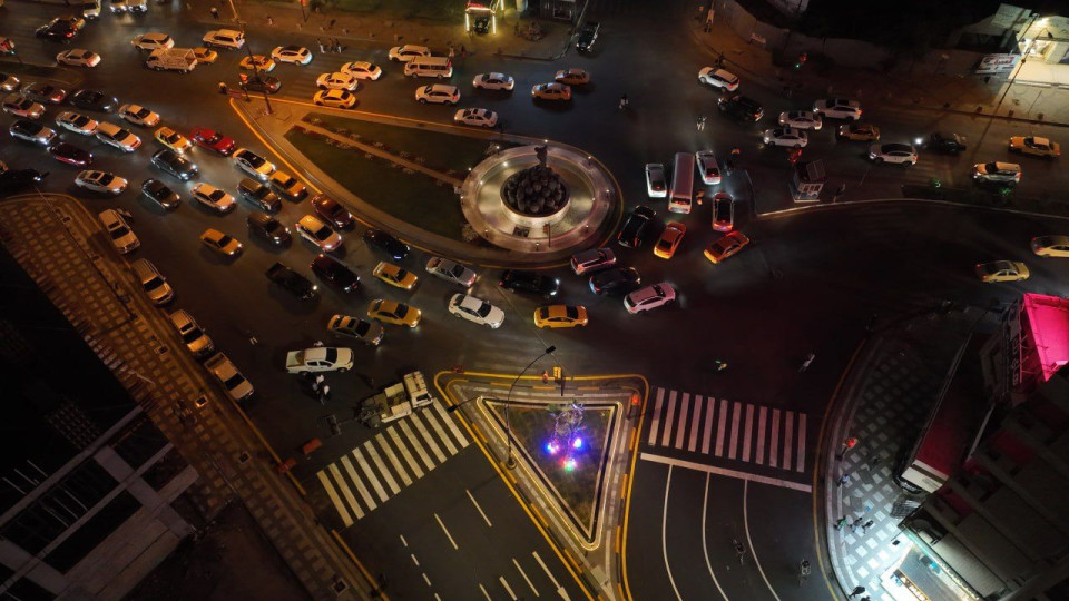 الدفاع المدني تحدد 6 مؤشرات تنذر باشتعال بطارية "السيارات الهايبرد"