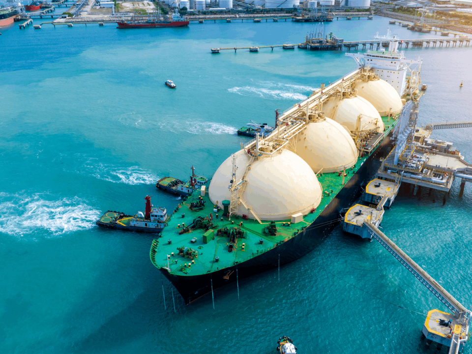 قطر للطاقة تعلن تعليق إنتاج الغاز المسال