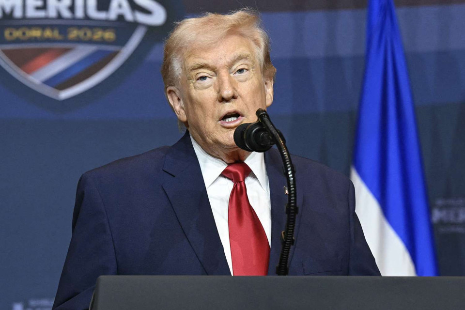 ترامب يلوح بـ"رد قوي" على إيران في حال إغلاق مضيق هرمز