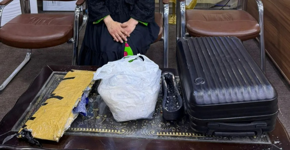 البصرة.. إحباط محاولة تهريب أكثر من 3 كغم من الكريستال بحوزة مسافرة أجنبية