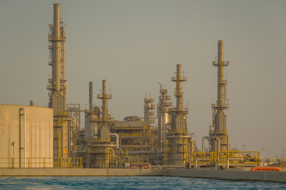 استهداف مصفاة سامرف في ميناء ينبع السعودي