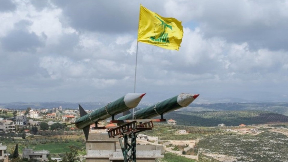 حزب الله ينفذ هجمات صاروخية مكثفة على مواقع الجيش الإسرائيلي جنوب لبنان