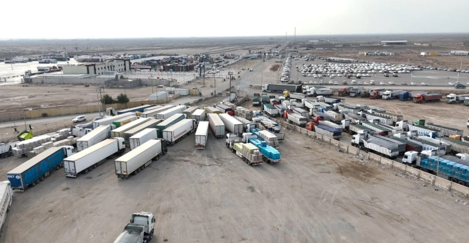 إصابة عراقيين وإيرانيين في ساحة التبادل التجاري جراء استهداف منفذ "الشلامجة" (فيديو)