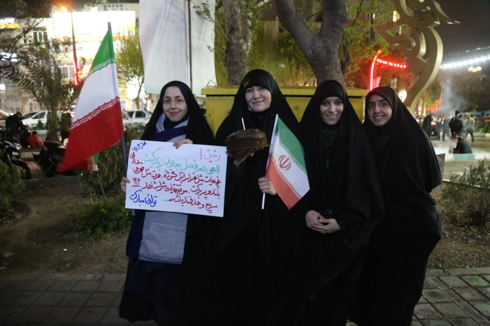 في ساحات العاصمة طهران.. متظاهرون ايرانيون يشكرون المرجع السيد السيستاني والشعب العراقي(صور)