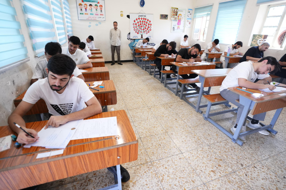 تقليص المناهج الدراسية.. حل مؤقت لأزمة تعليم مزمنة في العراق