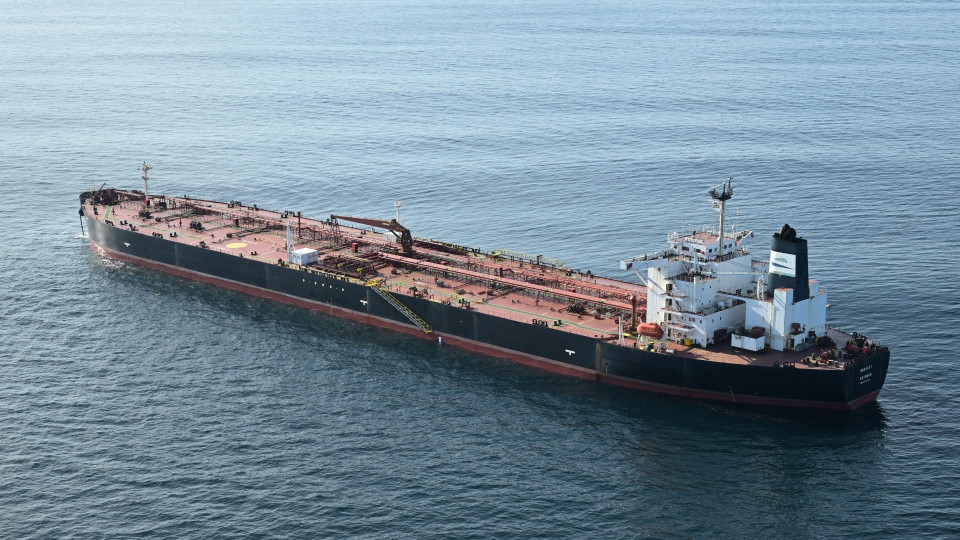 النفط يهبط أكثر من 11% بعد إعلان إيران فتح مضيق هرمز