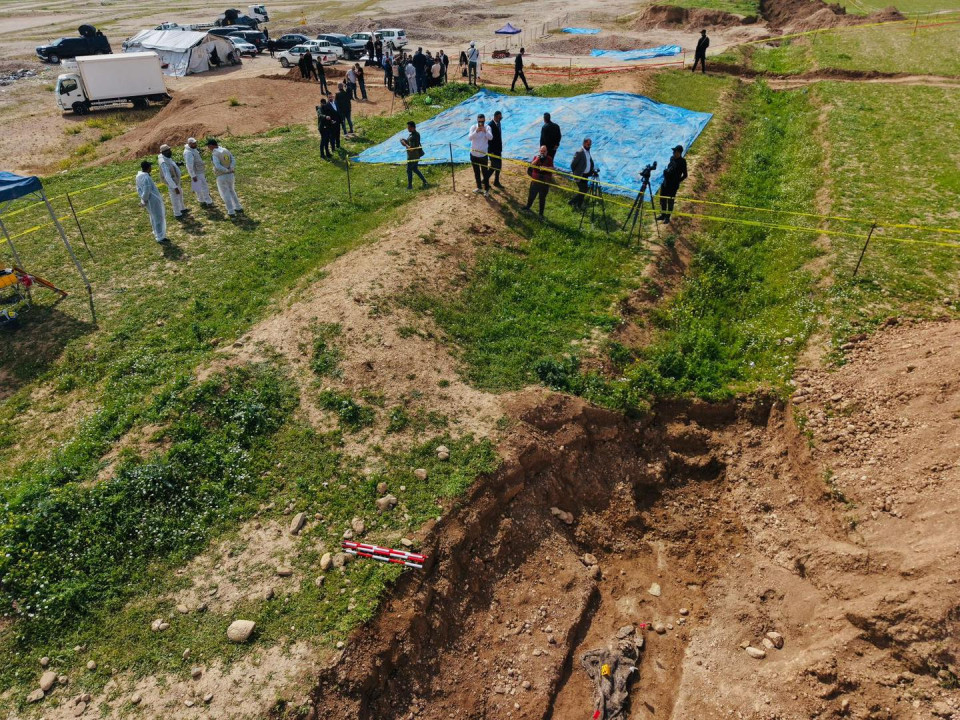 فتح ثلاث مقابر جماعية في أيمن الموصل تضم رفات لضحايا داعش بينهم نساء واطفال
