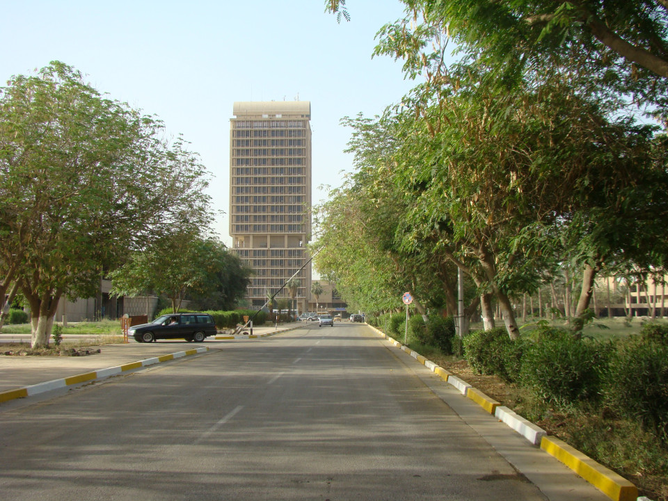 مصرع امرأة إثر سقوطها من برج جامعة بغداد والأجهزة الأمنية تفتح تحقيقاً (فيديو)