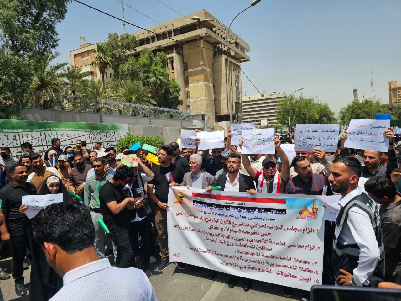 خريجو الجامعات قنابل موقوتة على أرصفة الخذلان