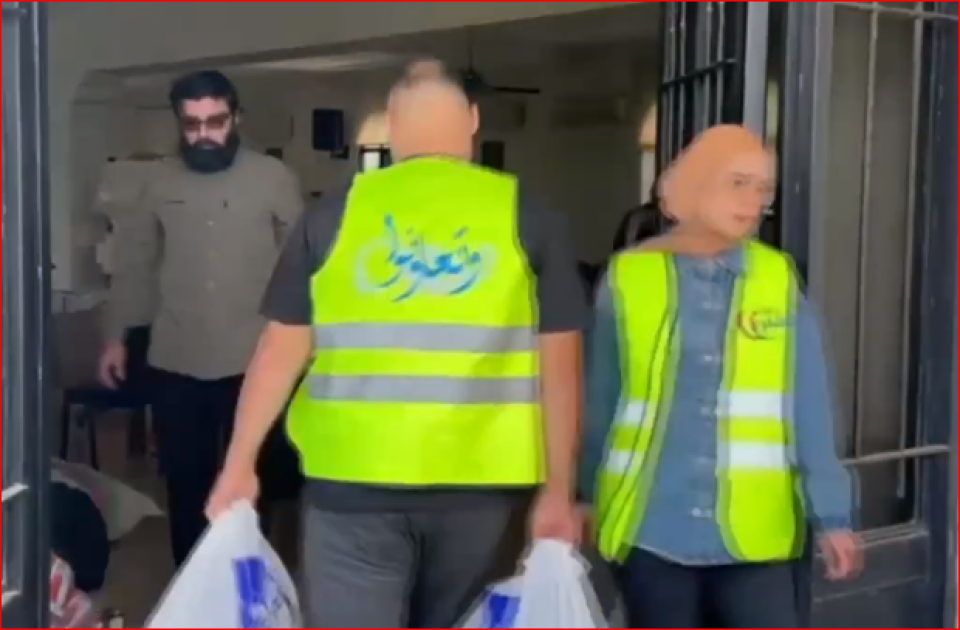 توزيع مساعدات عراقية شمال لبنان