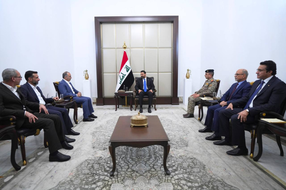 الزيدي يوجه بإدراج نص في موازنة 2027 لتعيين الأطباء المقيمين العاملين بصفة عقود حالياً
