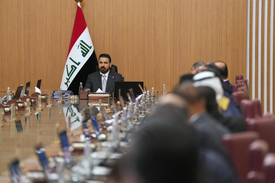 الزيدي يدعو المستثمرين للمشاركة بمشروع "المليون وحدة سكنية" ويخصص عائدات للمحافظات