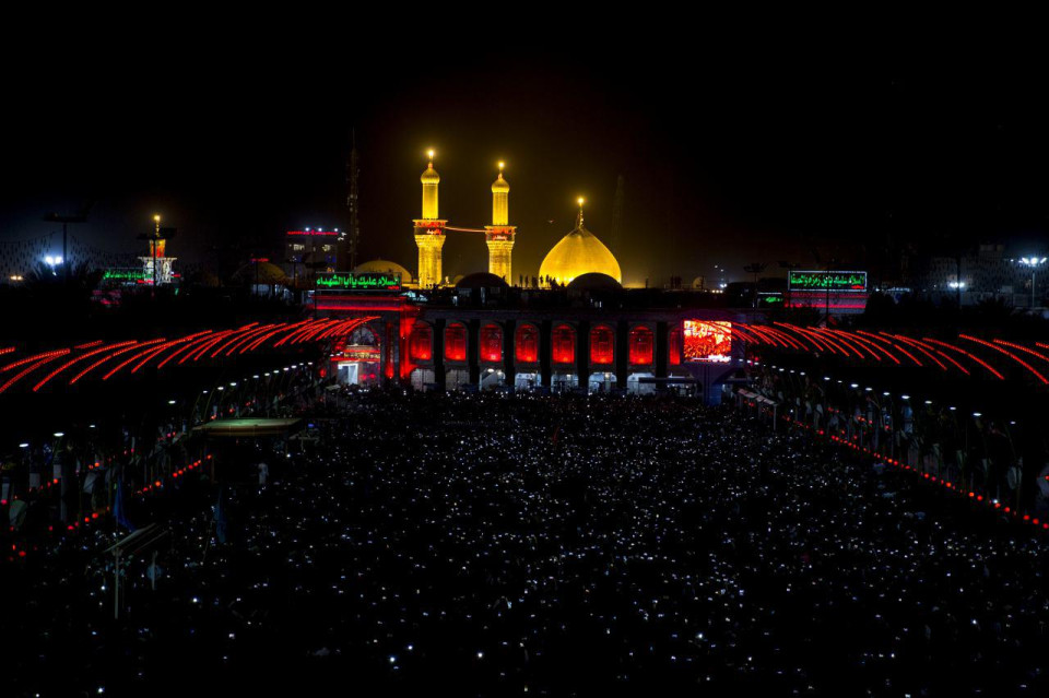 إيذاناً بحلول شهر محرم.. العتبة الحسينية تعلن موعد مراسم استبدال راية قبة الإمام الحسين (عليه السلام)