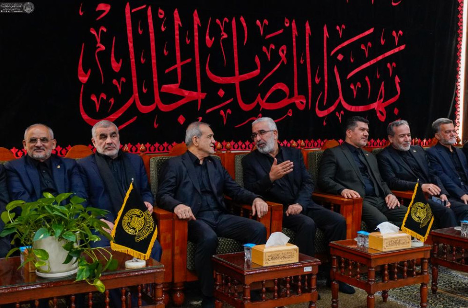 الرئيس الإيراني يتشرّف بزيارة مرقد المولى أمير المؤمنين (عليه السلام)
