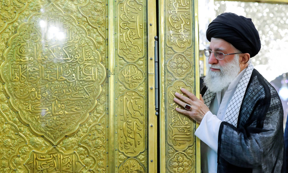 مواراة جثمان السيد الخامنئي الثرى في مرقد الإمام الرضا (ع) بمشهد (فيديو)
