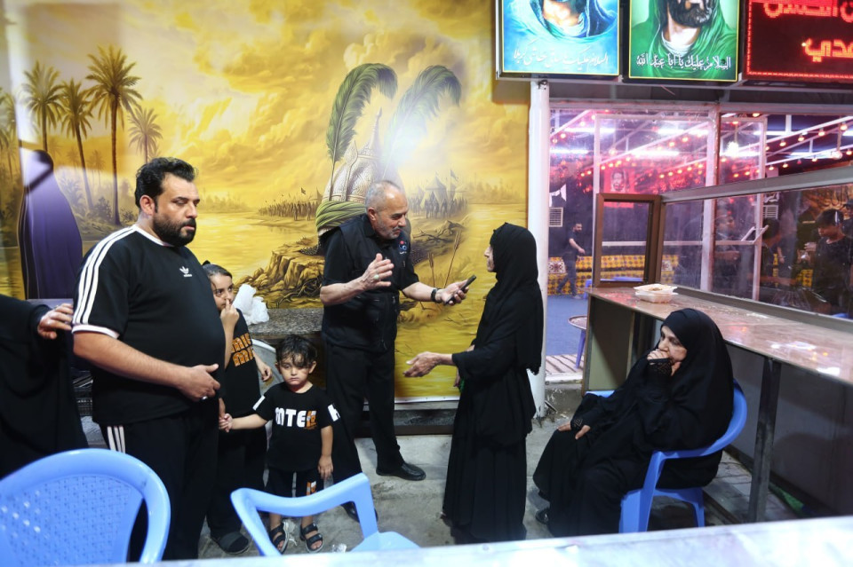 في مواكب البصرة ... سيدتان جنوبيتان مسنتان "شيعية" و"سنية" تخدمان زوار الاربعينية