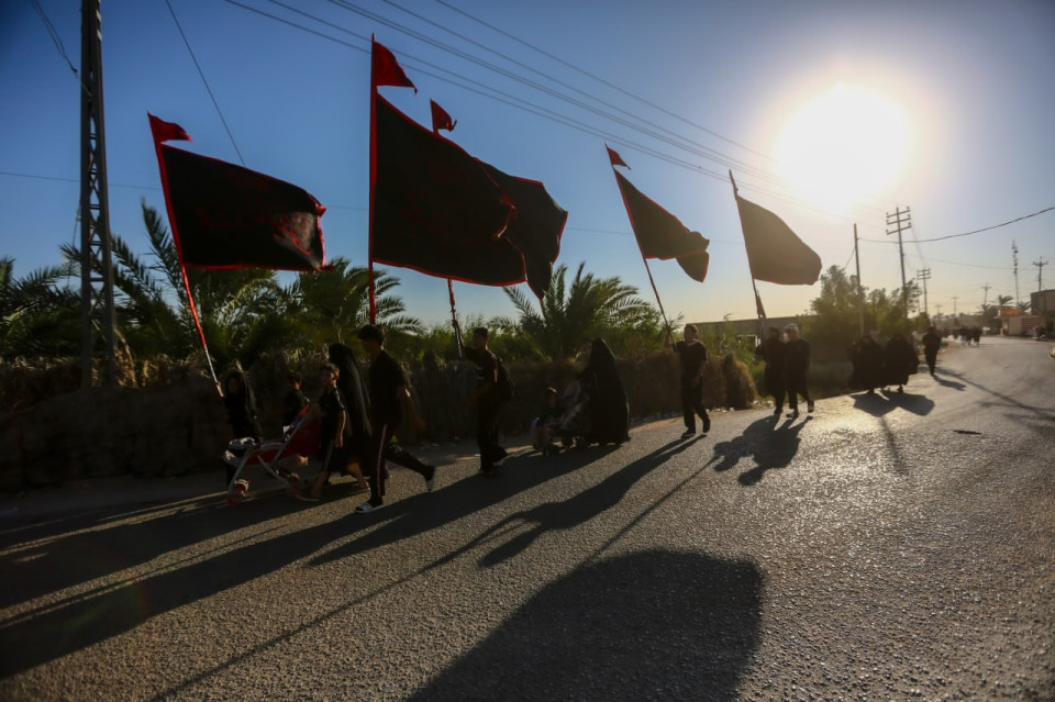 مع بزوغ خيوط الفجر.. مواكب سوق الشيوخ تطعم زائري الاربعينية العراقيين والعرب والاجانب